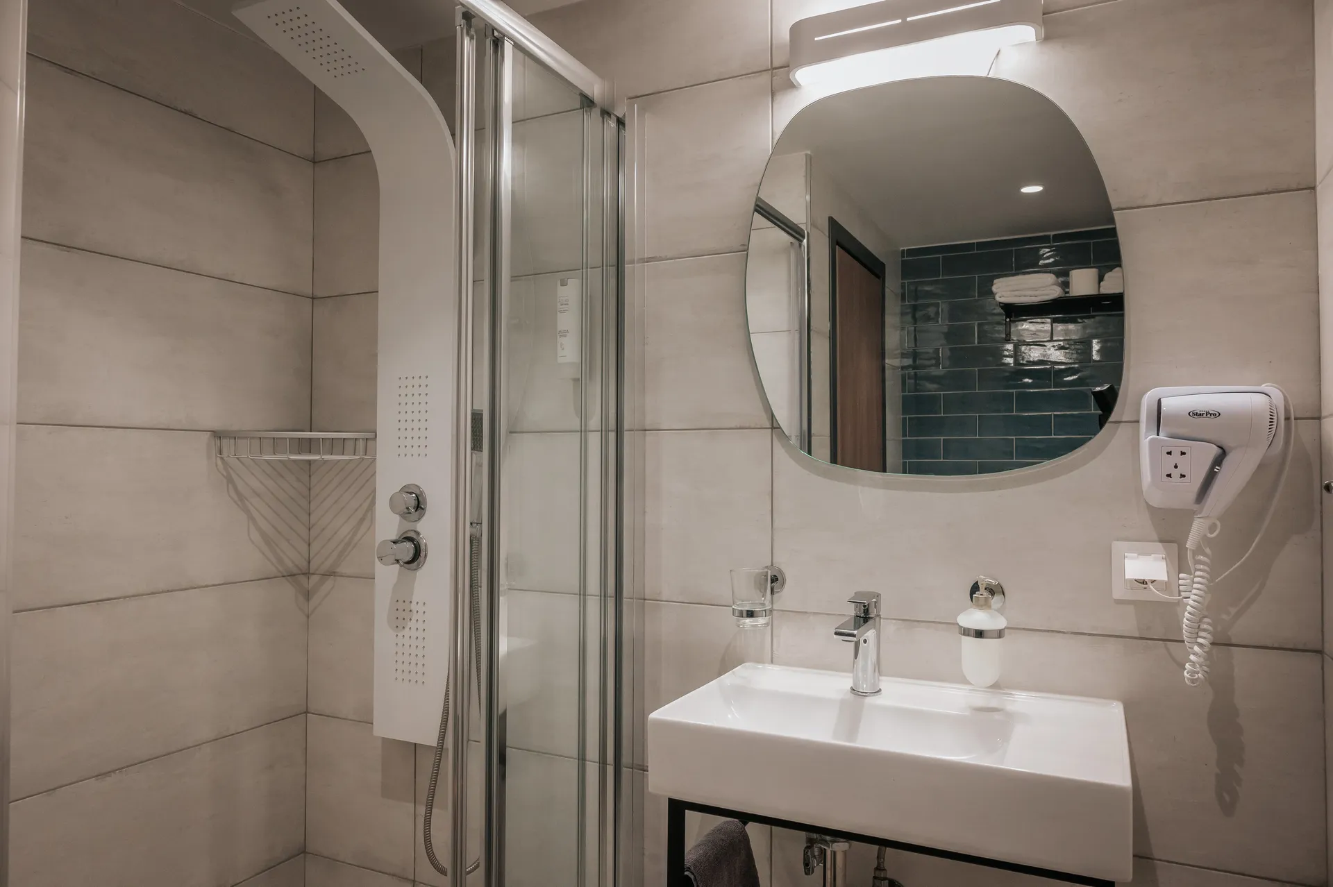 Tiara Holidays - Elizabeth Queen Luxury Rooms - King Junior Suite - bathroom